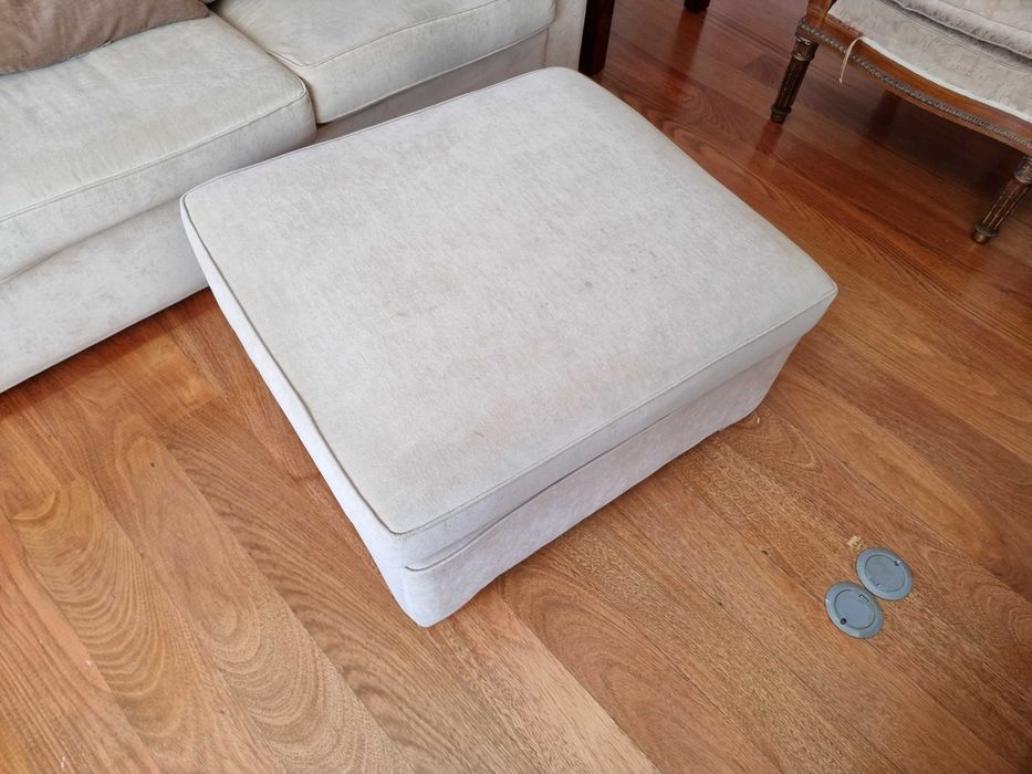 Conjunto de sofá e pufe bege