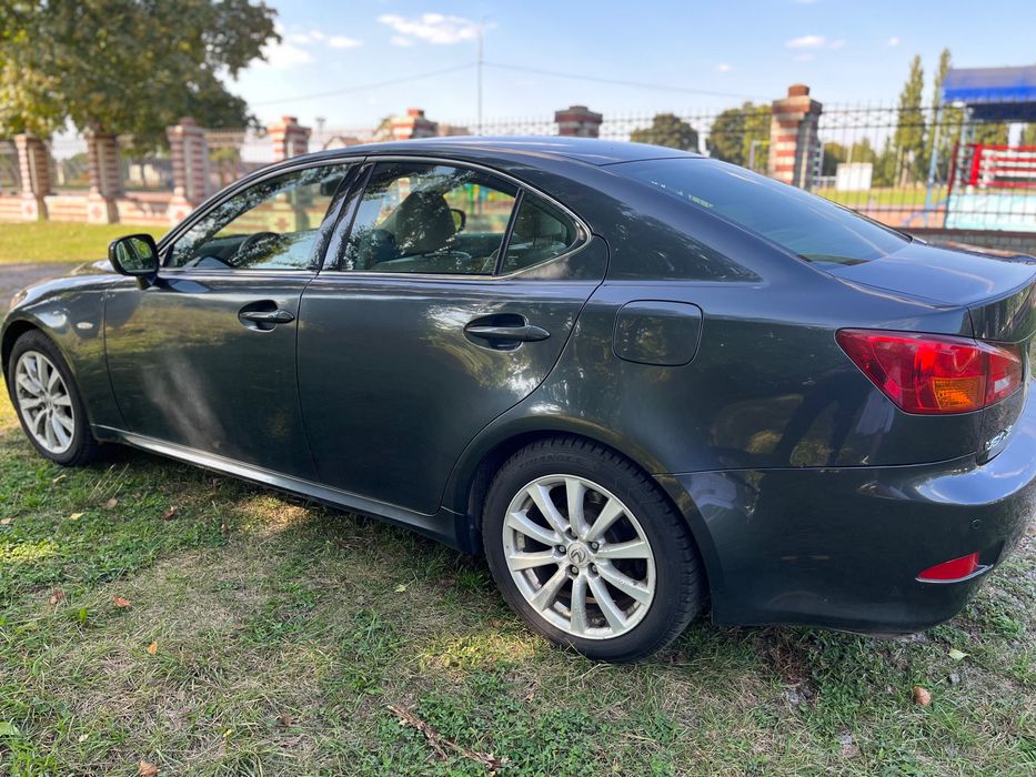 Продам Lexus is 220d