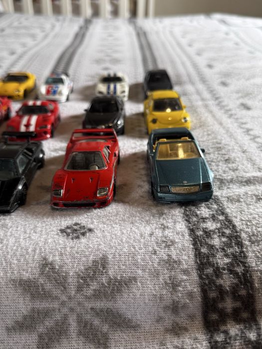 Lote de 13 miniaturas de variadas marcas de carros