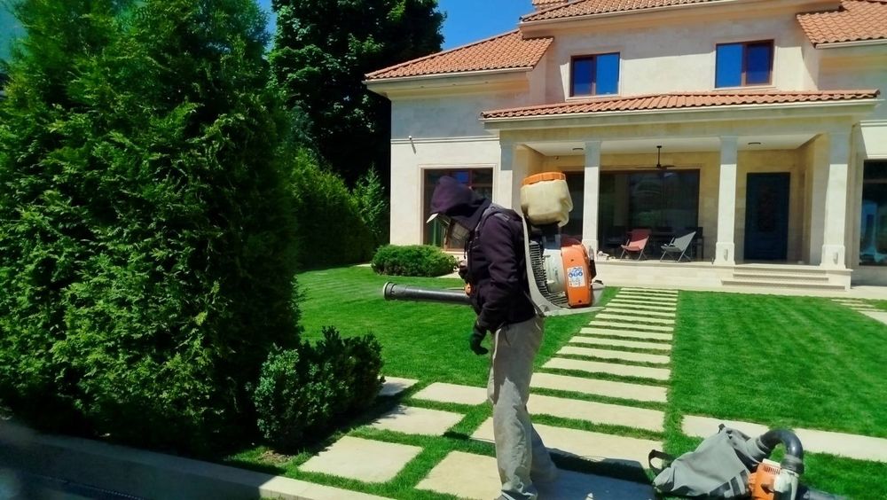 Садовник обрезка деревьев кустов Одесса. обработка на сезон.