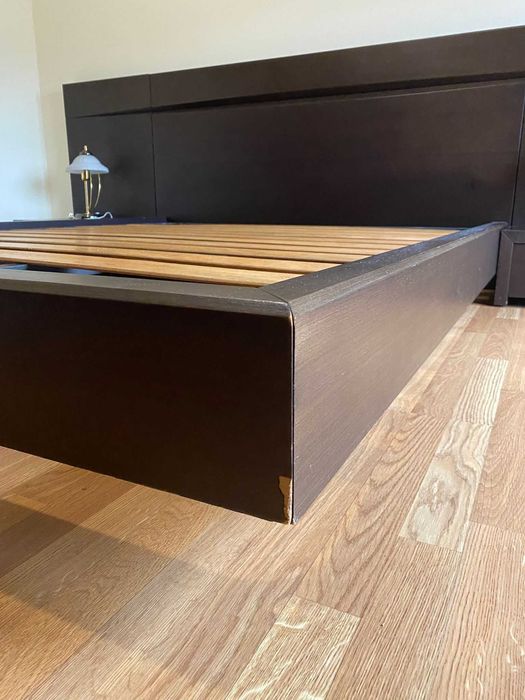 Cama + Estrado 160x200, mesinhas de cabeceira incorporadas