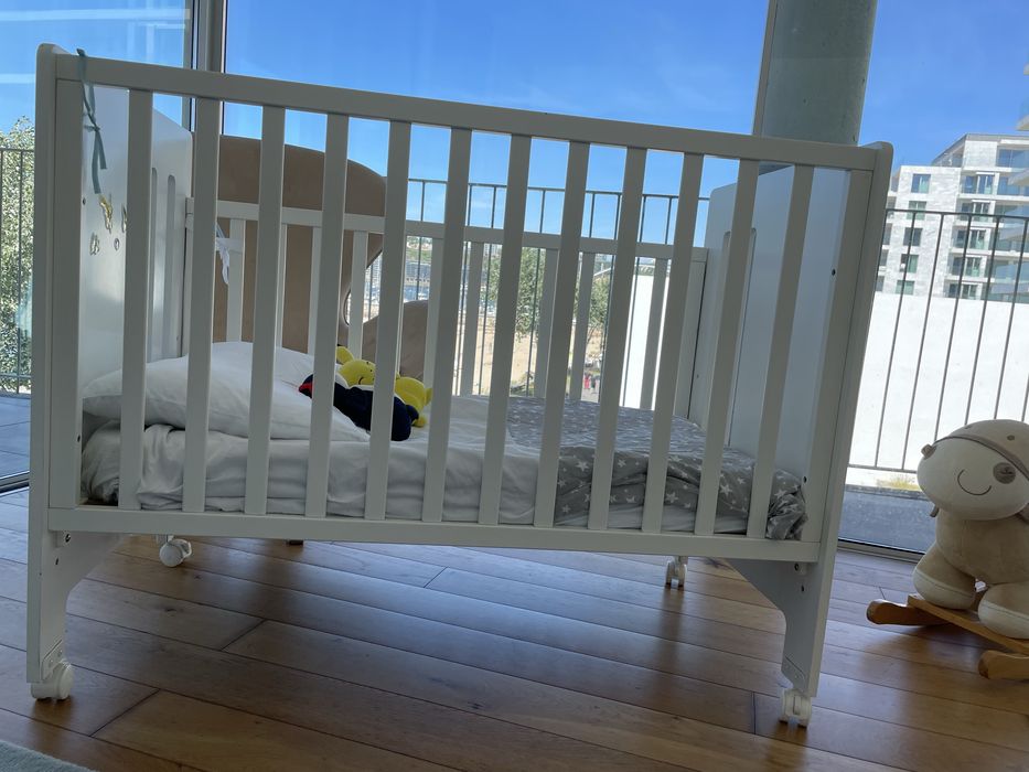 Cama de grades de bebé