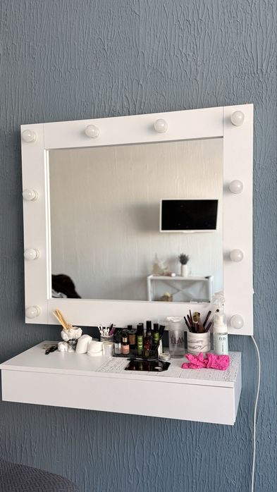 Дзеркало з лампами