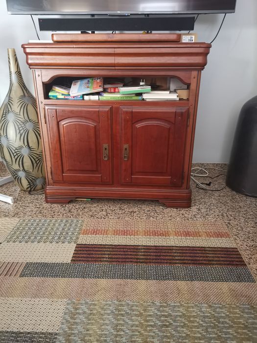Movel tv combina funcionalidade e estilo clássico.                       Largura 94cm
Profundidade 55cm
Altura 96cm
Prateleira de cima é giratória