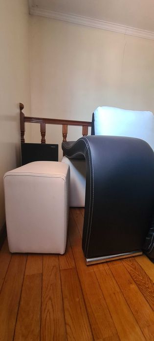 Sofá usado com puff e dois assentos. Bastante desgastado, para quem queira estofar.