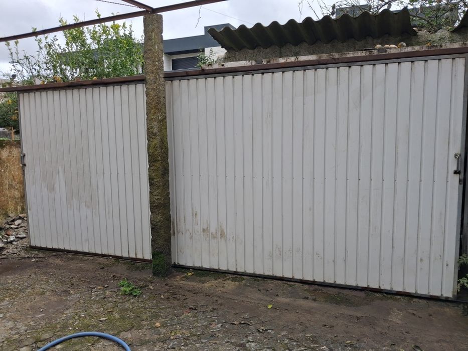Portão garagem em bom estado
