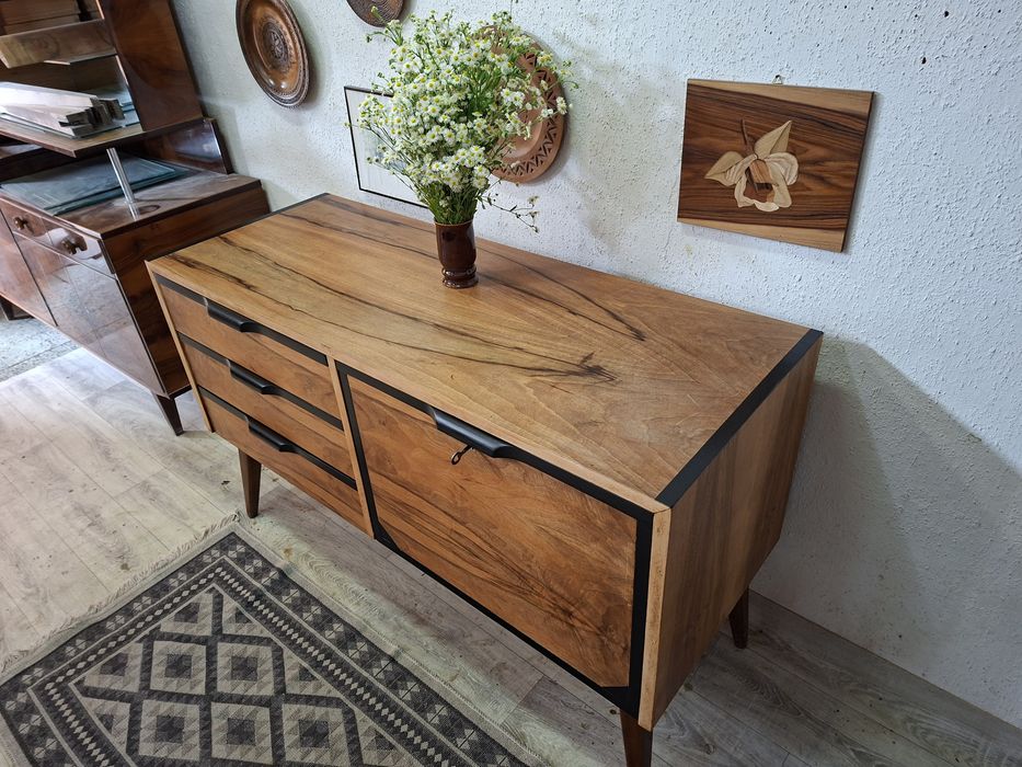Komoda RTV po renowacji – drewno + czarne akcenty | Mid-Century Modern