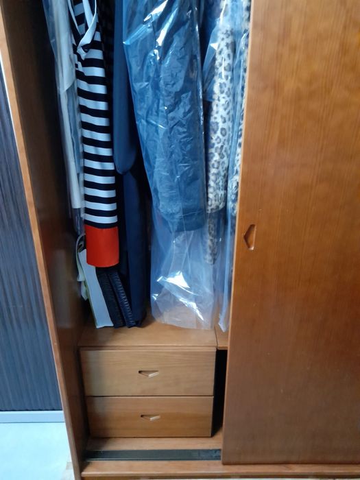 Guarda fatos em pinho mel