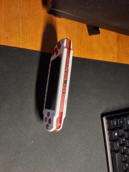 PSP Slim (2000) Branca e Vermelha