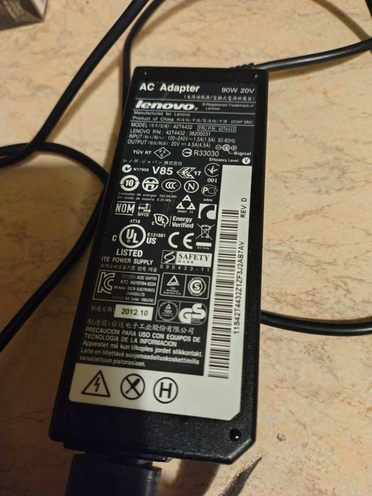 thinkpad E 530 egde   procesor i5 ram 16 giga. Bardzo szybko pracuje  Linux pl