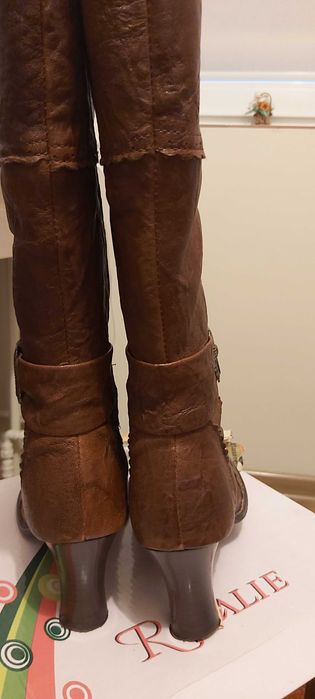 ładne skórzane brązowe kozaczki