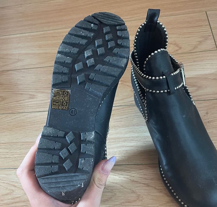 Botins pretos com brilhantes