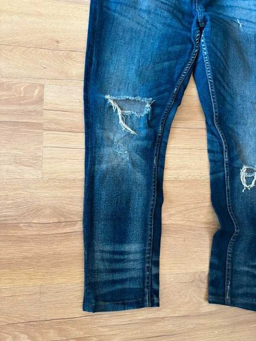 Spodnie jeans z dziurami 34
Spodnie jeans z dziurami 34