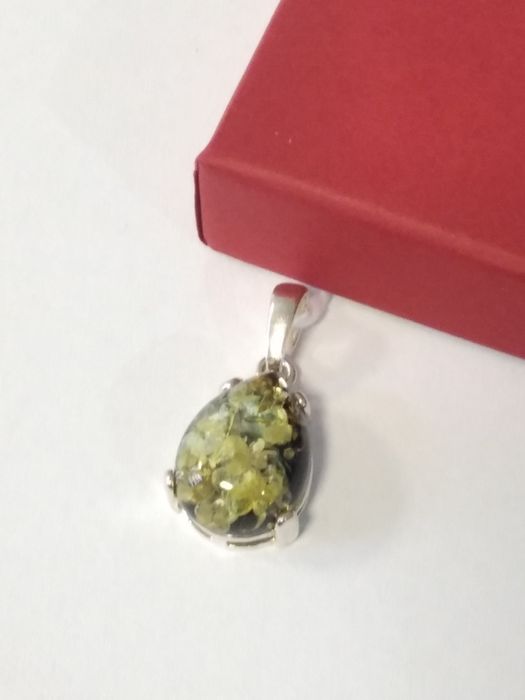 Srebrny wisiorek z zielonym bursztynem srebro 925