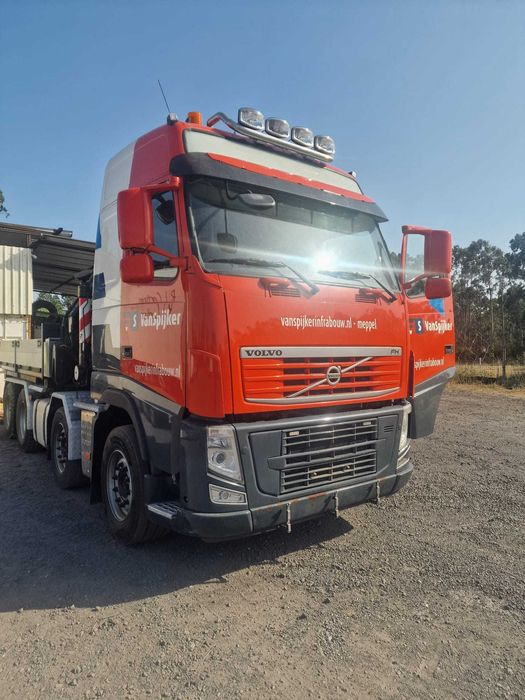 Camiao VOLVO com Grua