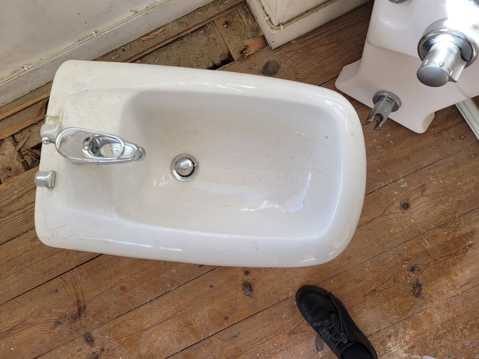 Material de casa de banho usado – duche, bidé, espelho e torneira