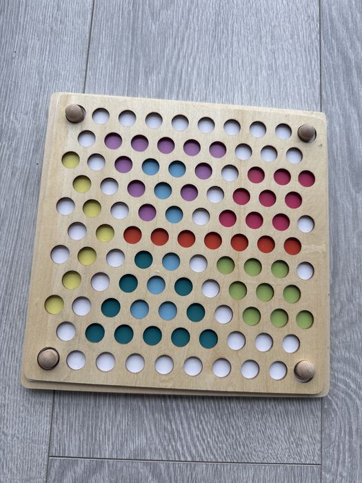 іграшка-сортер "Bead Holder" у стилі Монтессорі.