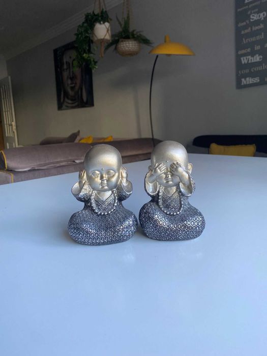 Budas decorativos — par — resina prateada — "não ouço / não vejo"