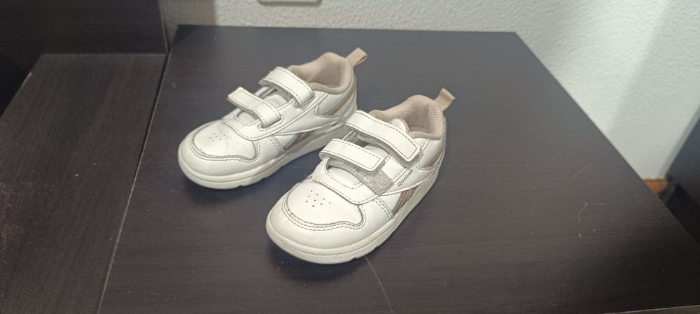 Calçado maioritariamente tudo em bom estado e de marca