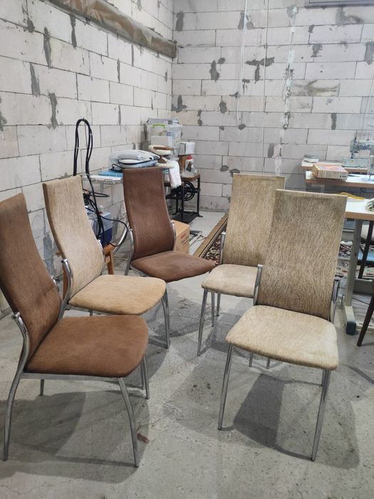 Стулья с металлическим каркасом 5 штук