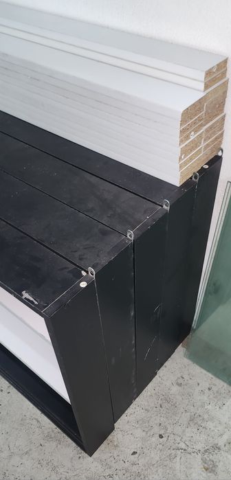 3 estantes com prateleiras e portas de vidro