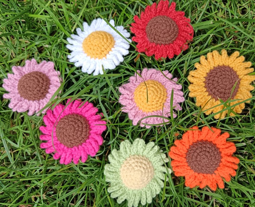 Kwiatek na szydełku, brelok, rękodzieło, handmade