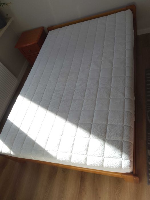Łóżko z  materacem