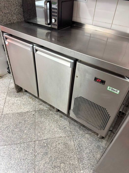 Bancada de inox refrigerada com duas portas