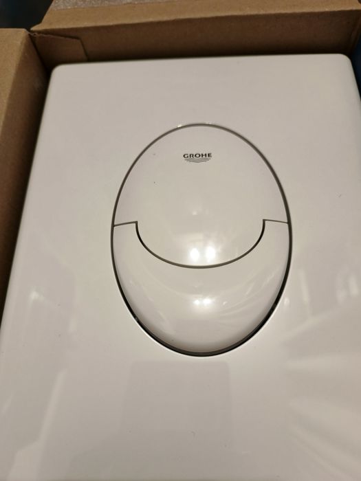 Кнопка для інсталяції GROHE в наборі.