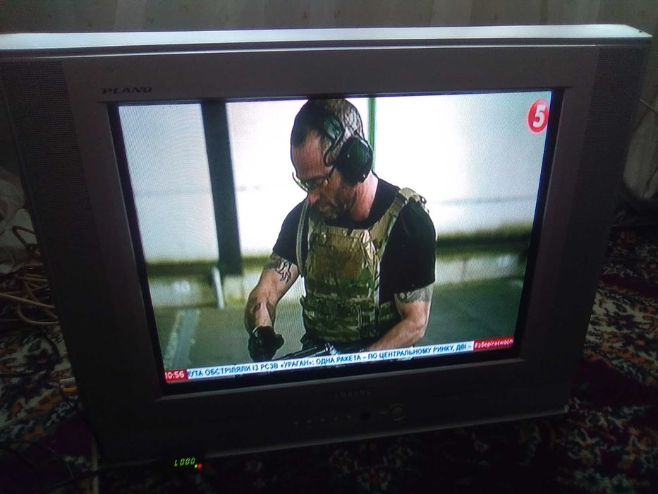 Телевизор Самсунг с спутниковой антеной