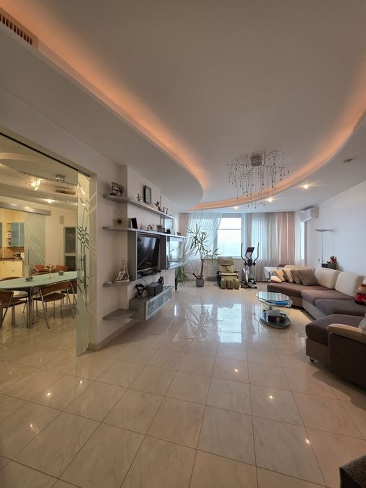 Продаж простої 7 кім. квартири. Центр Києва. Вул. Б. Хмельницкого 41.