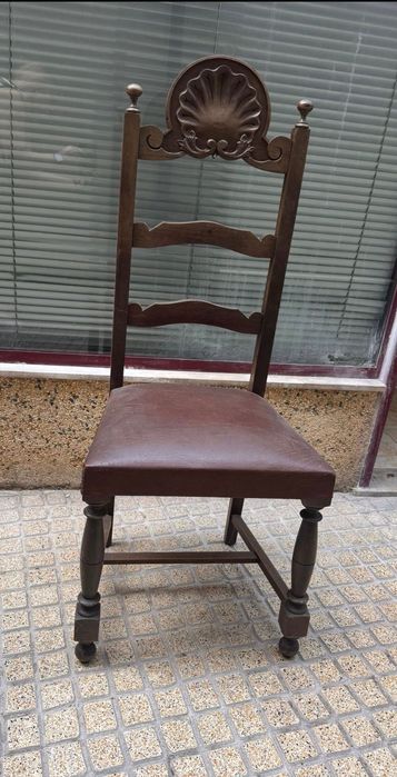 Cadeiras em madeira