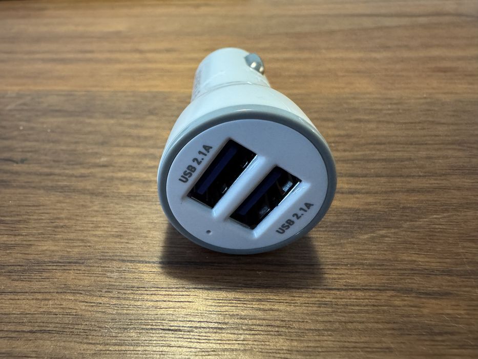 carregador de isqueiro para carro da marca Evenergy, com duas portas USB-A, cada uma de 2,1 A