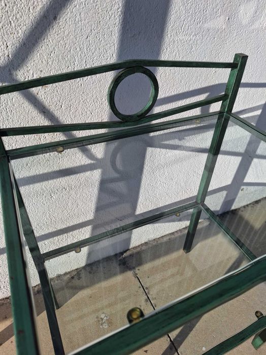 Cama e mesinha cabeceira ferro