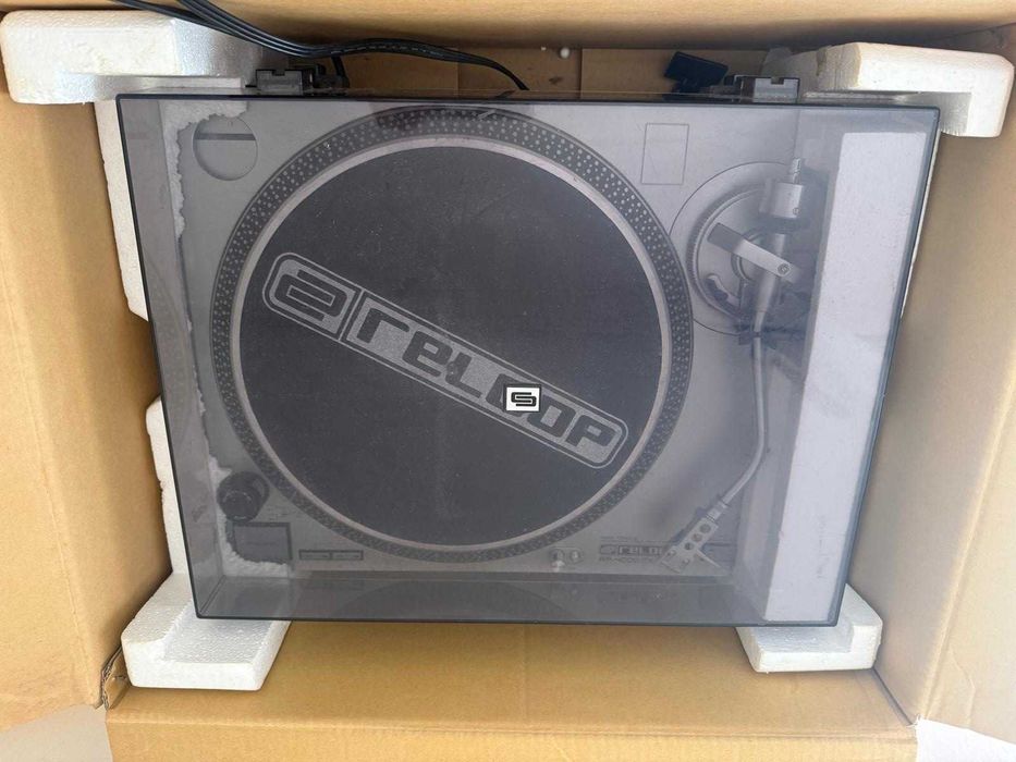 Gira discos Reloop RP-4000 MKII     -     Idade: alguma. Uso: pouco. Está na caixa há anos.