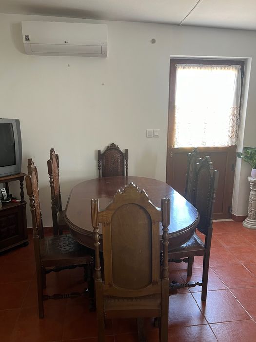 Conjunto de mesa e 6 cadeiras