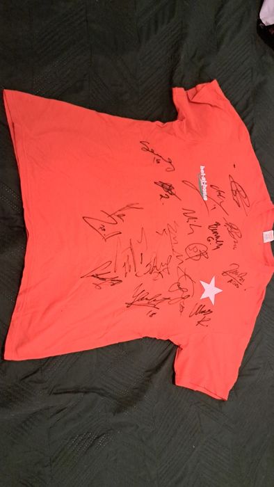 Kolekcjonerska koszulka Wisła Kraków z autografami.