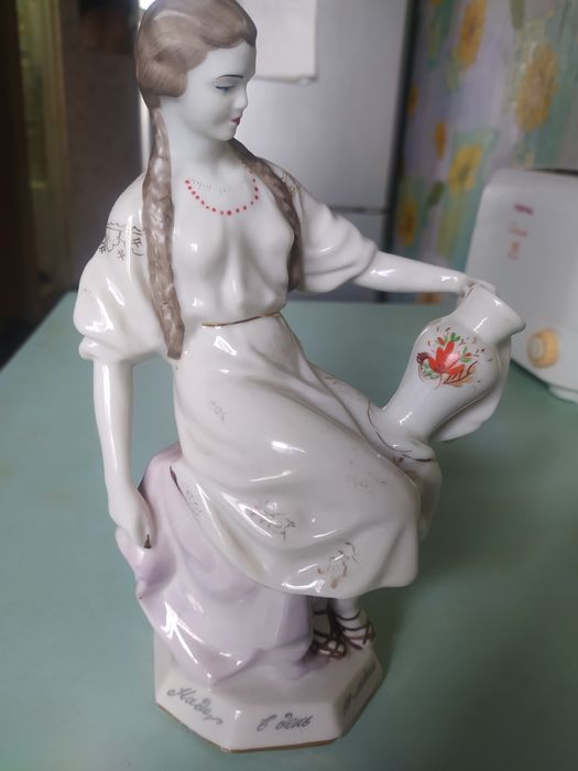 Статуэтка Девушка с кувшином