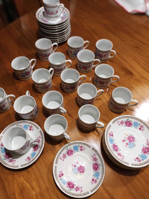 18 Chávenas e pratos de café