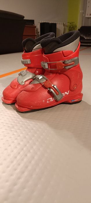 Buty narciarskie, kaski