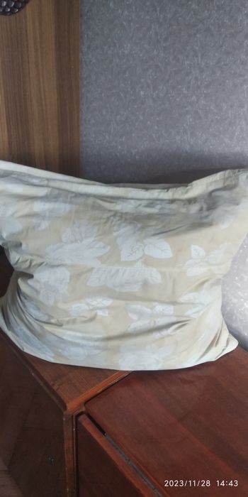 Продаю   _3подушки. 60/60 см и льняные полотенца 10шт.