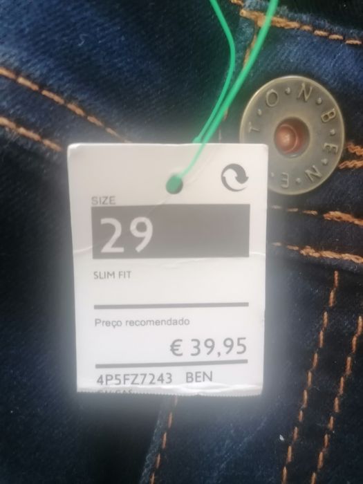 Calças novas com etiqueta