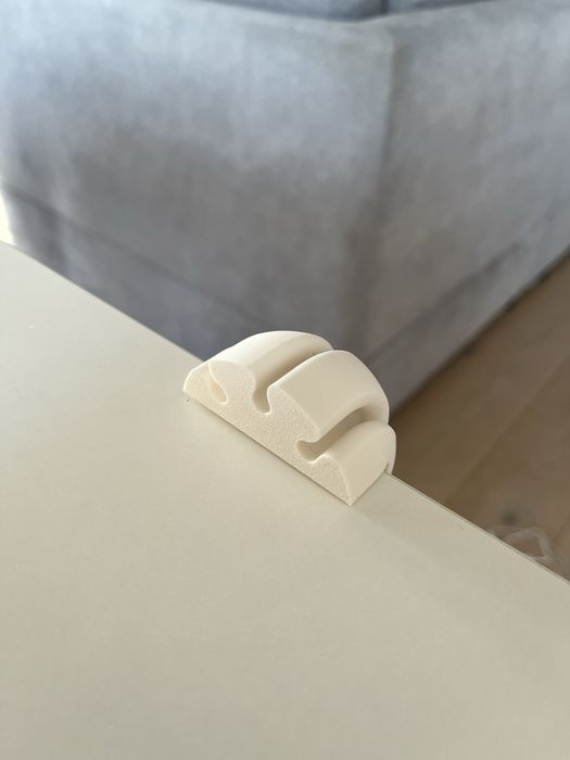 Organizer na kable / uchwyt na przewody na biurko