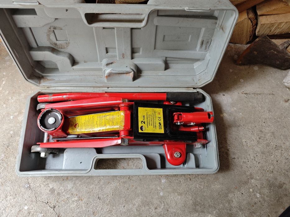 Домкрат автомобіля