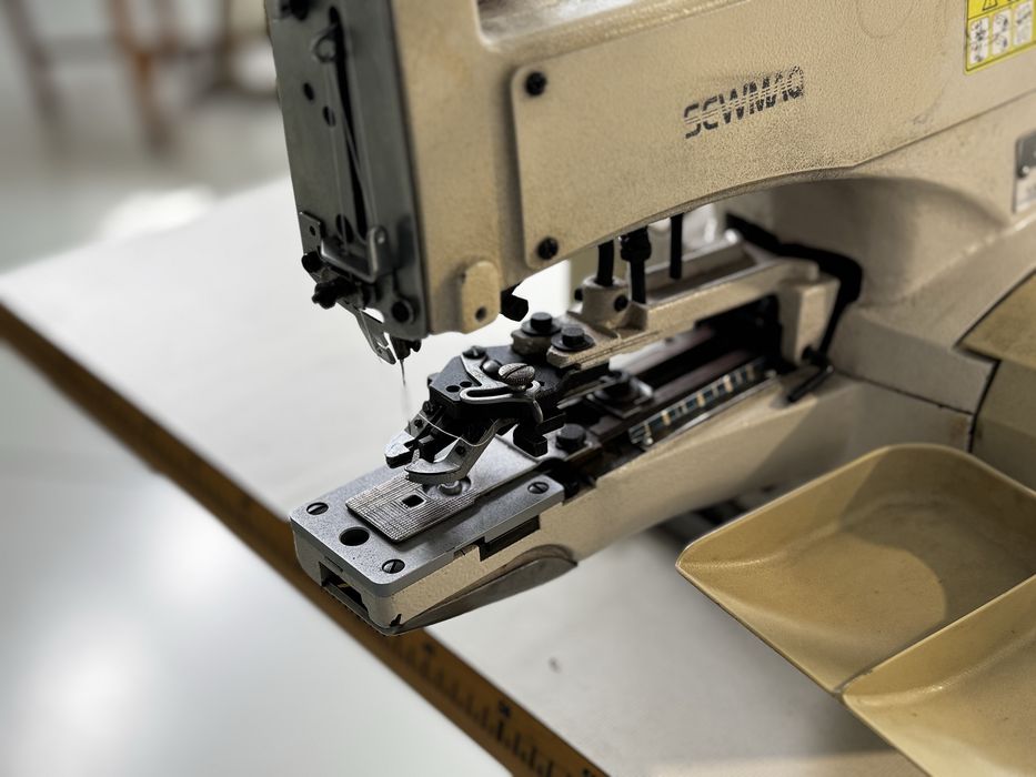 Maquina pregar botão