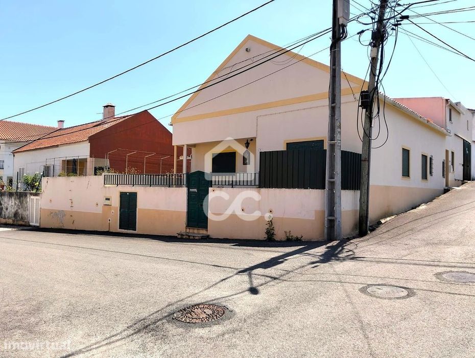 T3 Detached House with Courtyard and Garage in Cintrão, Bombarral – Excellent