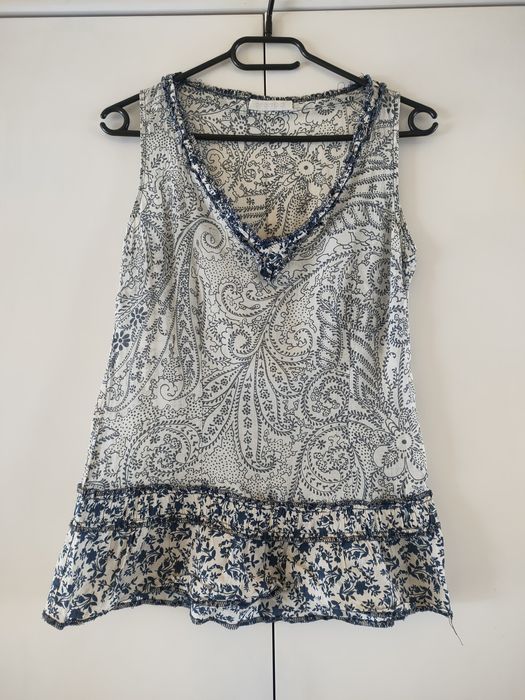 Biała damska bluzka bez rękawów z falbanką baskinką paisley Promod 36