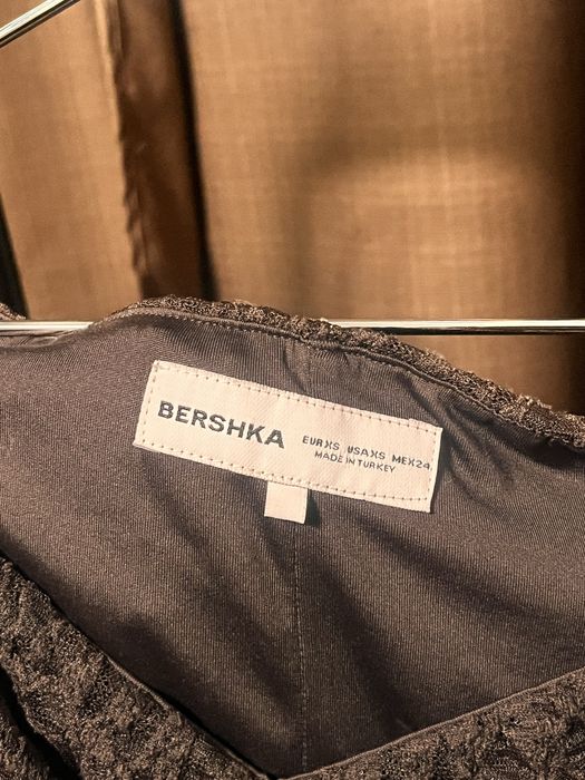Коротка мереживна коричнева сукня з відкритими плечима від Bershka