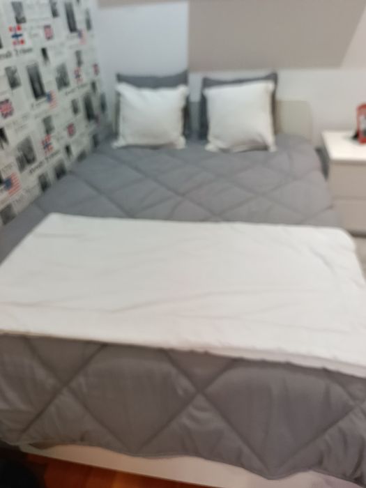 Cama de casal em bom estado