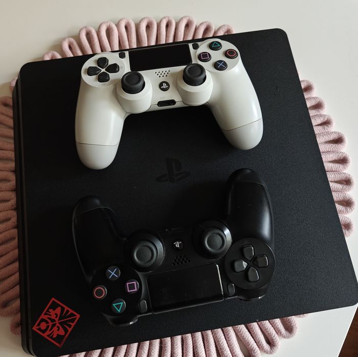 PS4 Slim + 2 pady